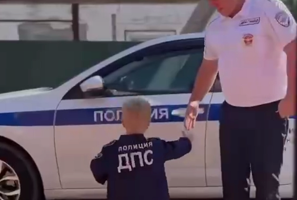 Мечту 3-летнего мальчика из Ейска исполнили полицейские