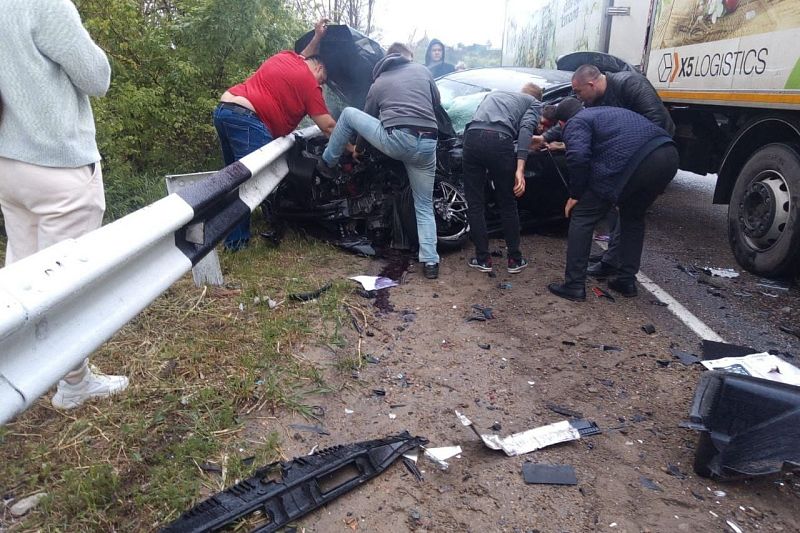 На Кубани погиб пассажир Toyota Camry, врезавшейся в грузовик на встречке