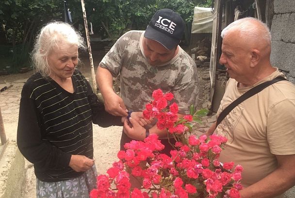 Выжившей после трех суток скитаний по лесу под Туапсе женщине односельчане подарили умные часы