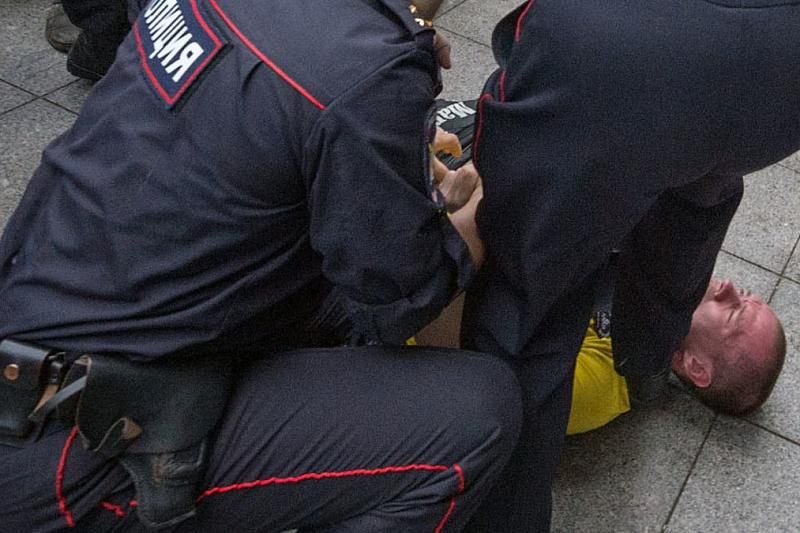 В Краснодарском крае задержанный дебошир напал на полицейского