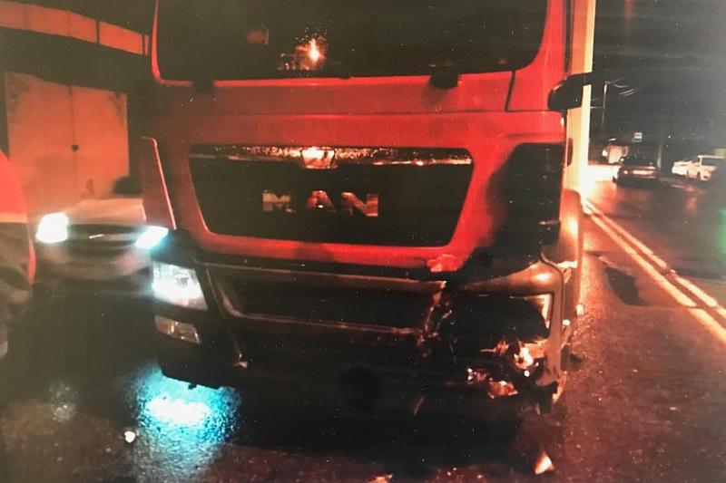 В Краснодаре 20-летний водитель иномарки врезался в грузовик, пострадали трое