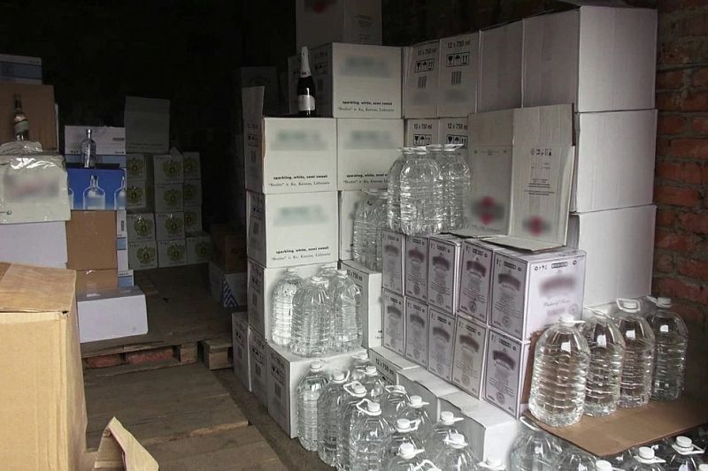 На Кубани полиция обнаружила подпольный склад с 10 тоннами суррогатного алкоголя на 11 млн