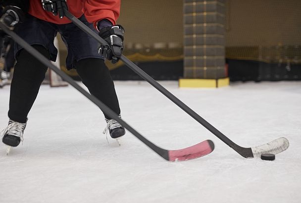 В Новосибирске хоккеист умер на льду во время матча 