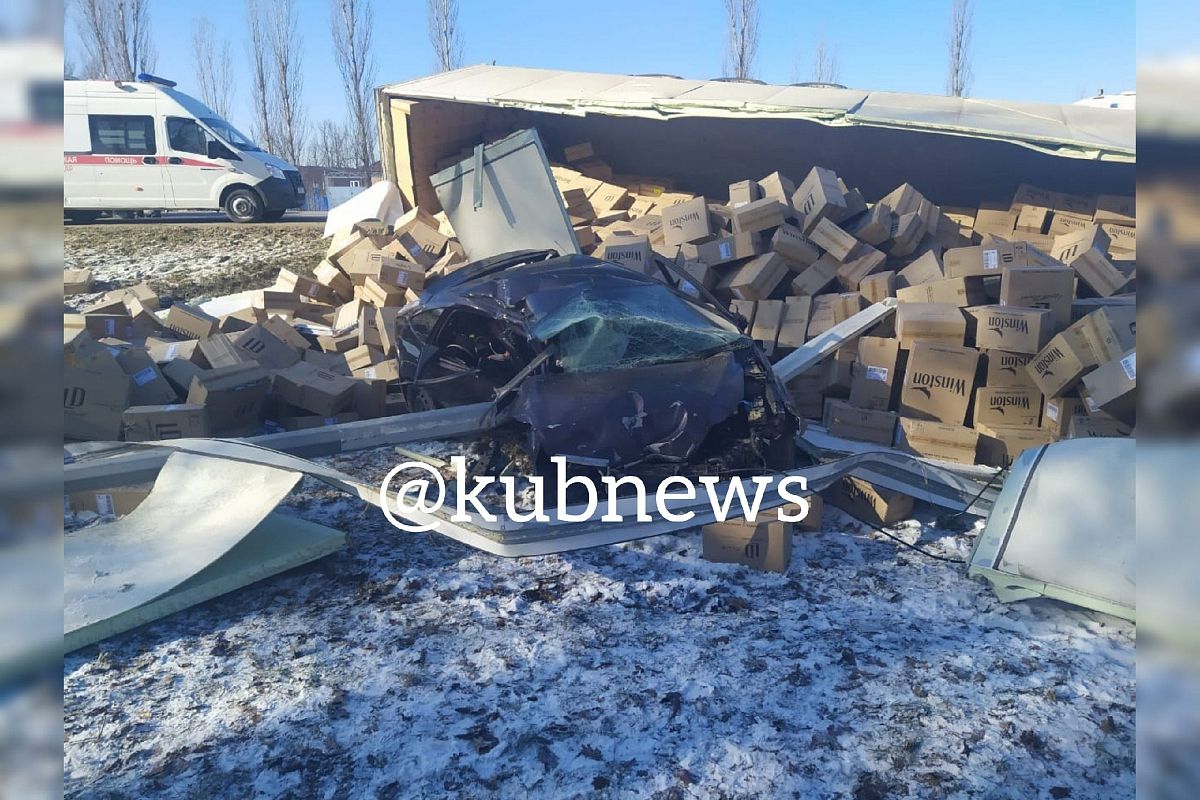 В Краснодаре груженая фура упала на две легковушки. Четверо пострадали, в том числе ребенок