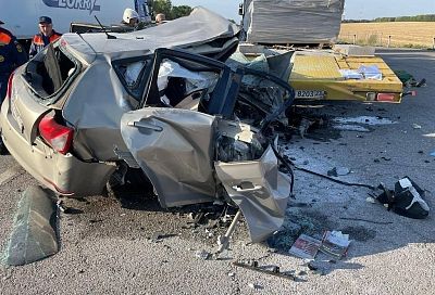 Уснула за рулем: на Кубани погибла водитель въехавшей в припаркованный грузовик иномарки