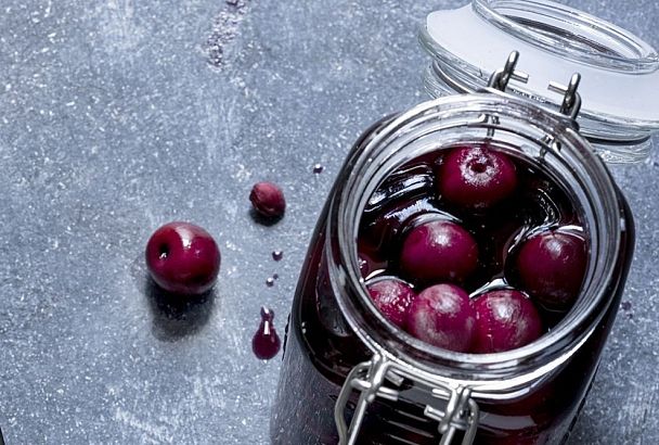 Семья в восторге! Вишневое варенье-пятиминутка от Юлии Высоцкой: густое без хлопот