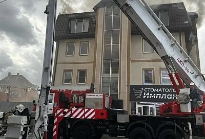 25 человек эвакуировали из горящего трехэтажного офисного здания в Новороссийске