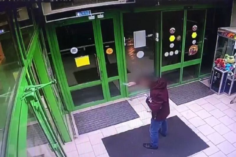 Вооруженный ножом мужчина устроил разбойное нападение на магазин «Пятерочка» ради алкоголя
