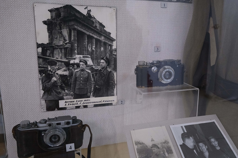 ﻿В экспозиции представлено более 50 военных фотографий.