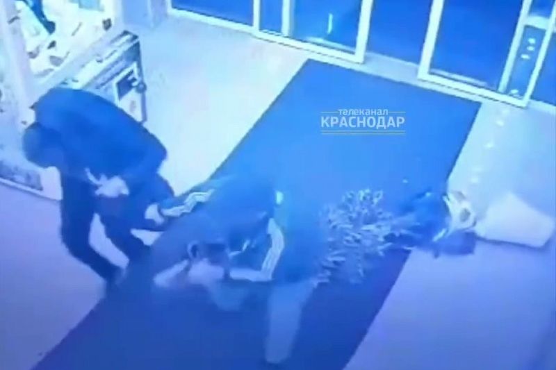 В Краснодаре задержан напавший на подростка в торговом центре мужчина 