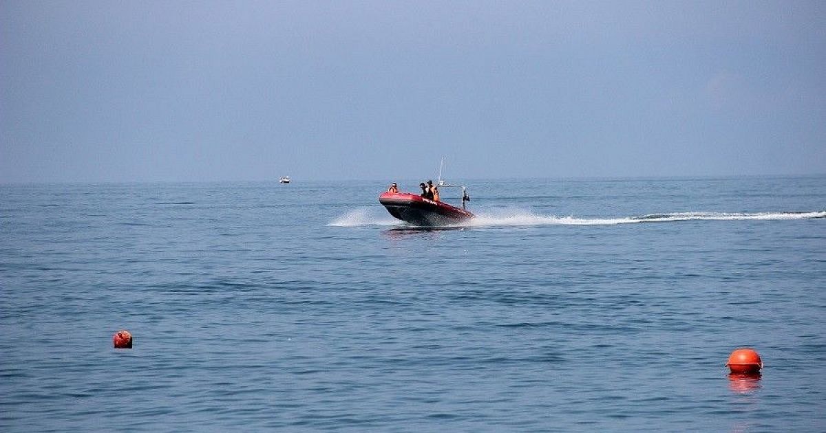 Унесло в океан. Баренцево море корабли шторм. Судно унесло в море разбор. Судно фаворит белое море. Блуждающие волны в бермудском треугольнике.