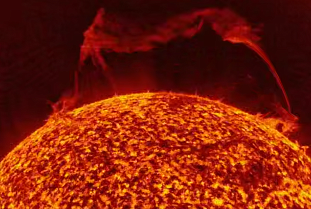 «Царь-протуберанец» оторвался ночью от Солнца: он в 80 раз больше Земли