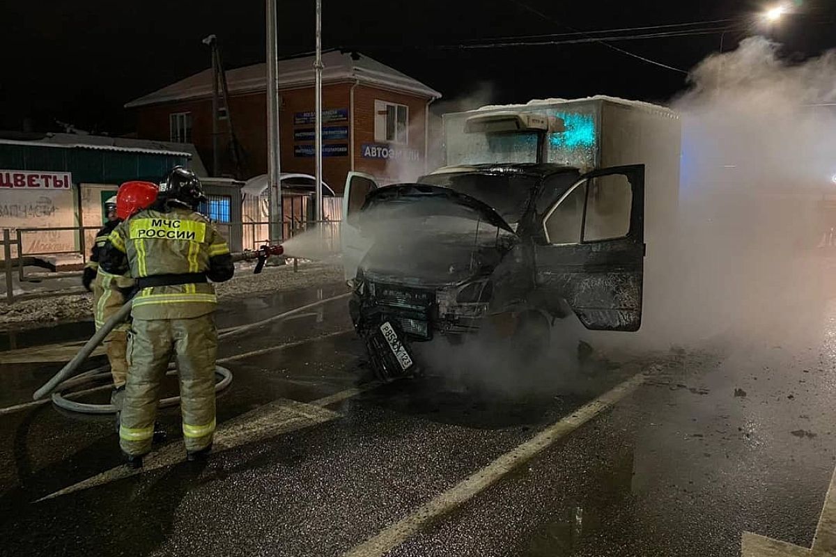 Пожарные потушили загоревшийся на дороге автомобиль