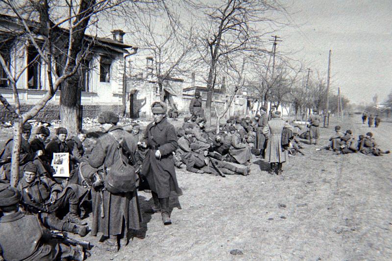 Красноармейцы на улицах освобожденной станицы Кореновской. Февраль 1943 года. 