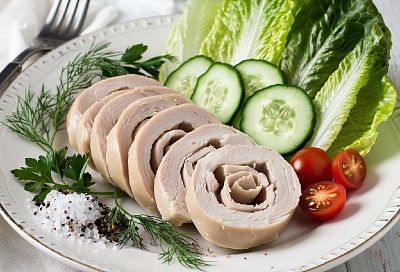 Куриный рулет в рукаве на бутерброды детям вместо колбасы. Хорош и в горячем, и в холодном виде