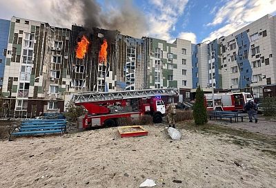 Беспилотник ВСУ врезался в пятиэтажку в Белгороде: загорелись три квартиры