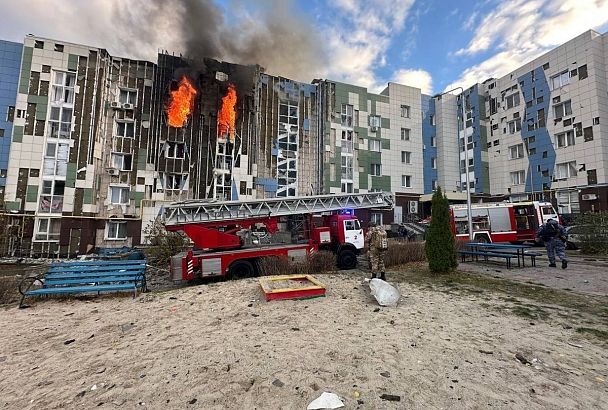 Беспилотник ВСУ врезался в пятиэтажку в Белгороде: загорелись три квартиры