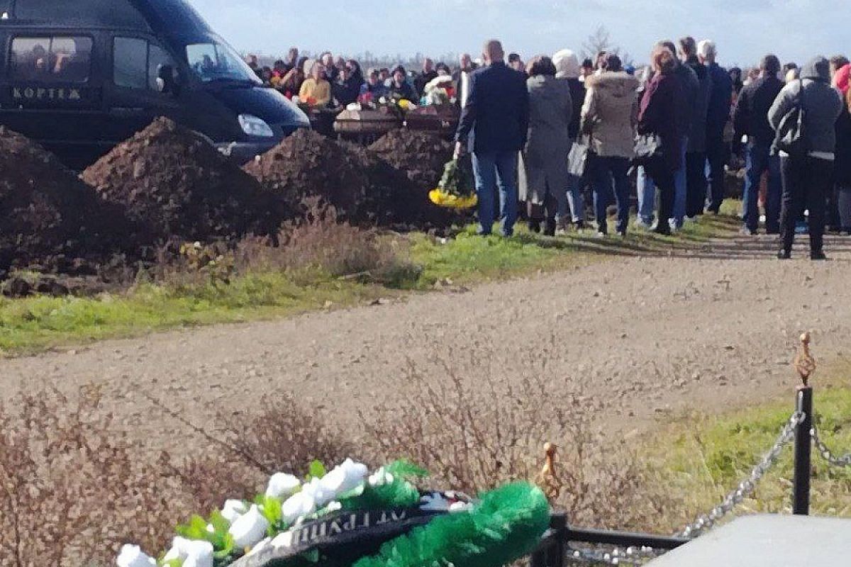 Трое детей и четверо взрослых: в Ейске прощаются с погибшей при крушении Су-34 семьей 