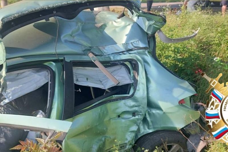 На Кубани иномарку смяло от удара об дерево: пострадал 18-летний водитель