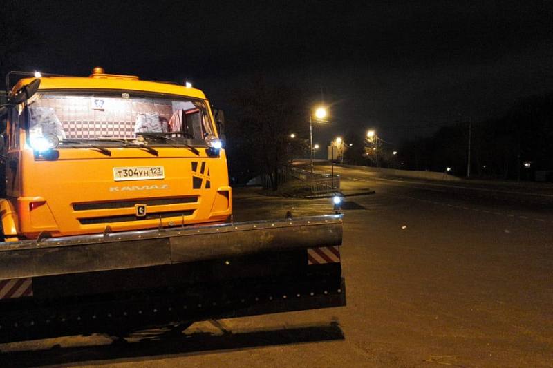 На снежных дорогах Краснодара минувшую ночь работала спецтехника