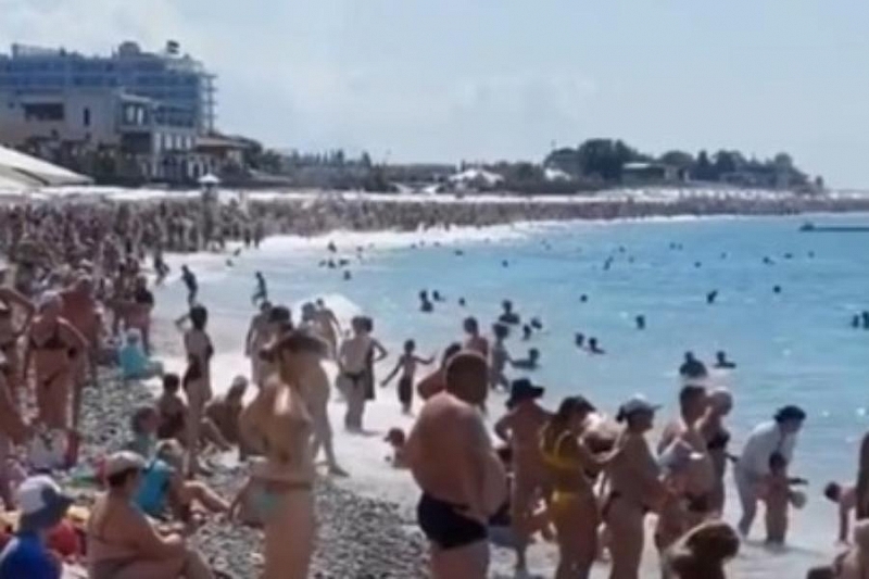 Толпы туристов на пляжах в Сочи попали на видео и возмутили местных жителей