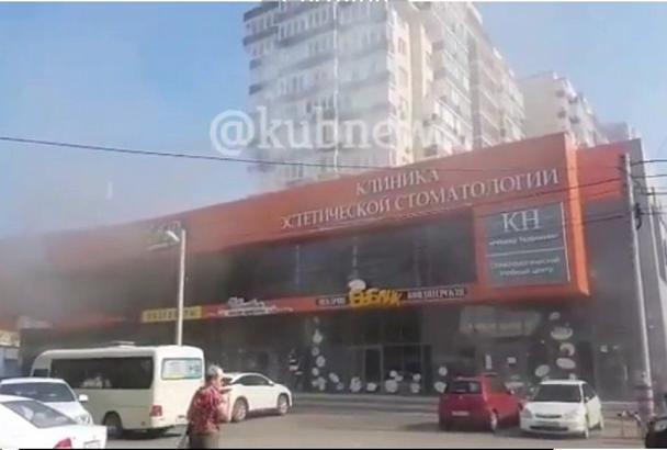 В Анапе ликвидировали крупный пожар в торговом центре