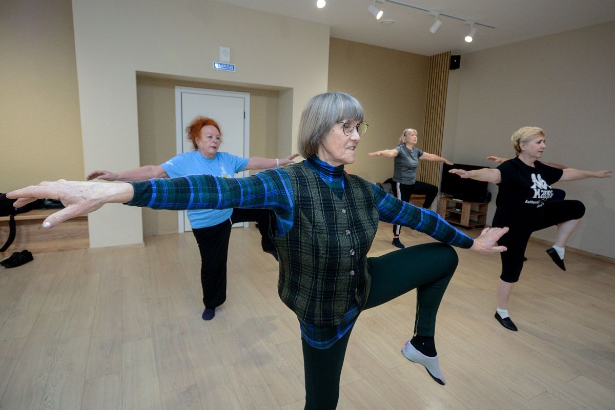 На занятиях Ирина Шахматова преподает в основном современные танцы.