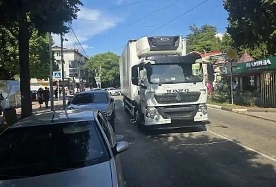 Рефрижератор раздавил женщину на пешеходном переходе в Сочи