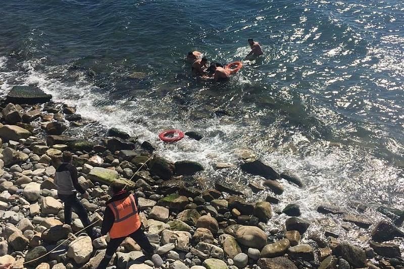 В Сочи пожарные спасли из моря тонущего рыбака