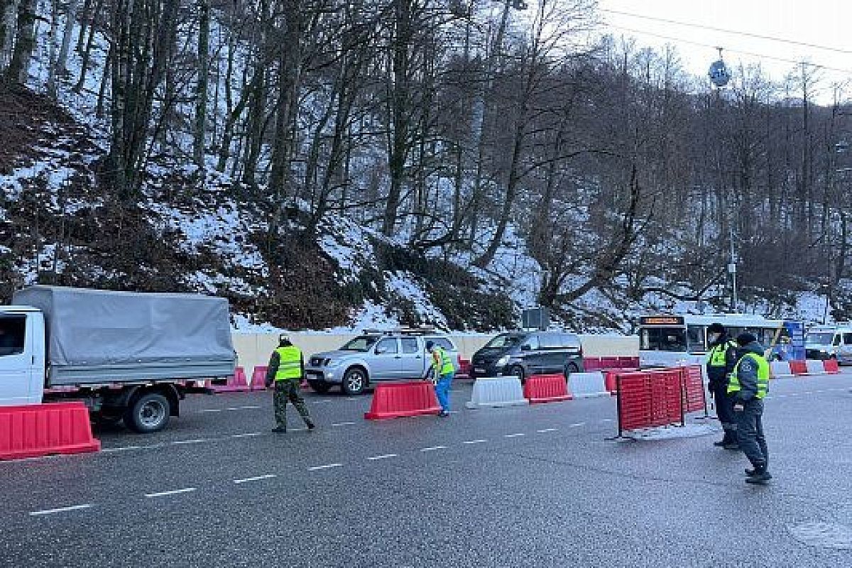 В Красную Поляну запретили ездить на автомобилях с летней резиной