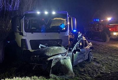 20-летний краснодарец на иномарке залетел под грузовик на трассе в Адыгее. Погибли двое