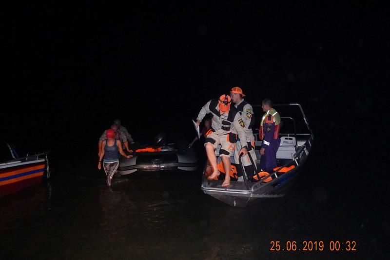 В Краснодарском крае лодка с 7 туристами на борту застряла в море