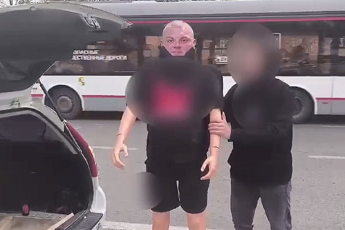 Полиция оштрафовала водителя легковушки, перевозившего на крыше мужской манекен в Краснодаре