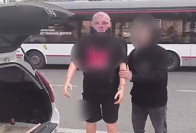 Полиция оштрафовала водителя легковушки, перевозившего на крыше мужской манекен в Краснодаре