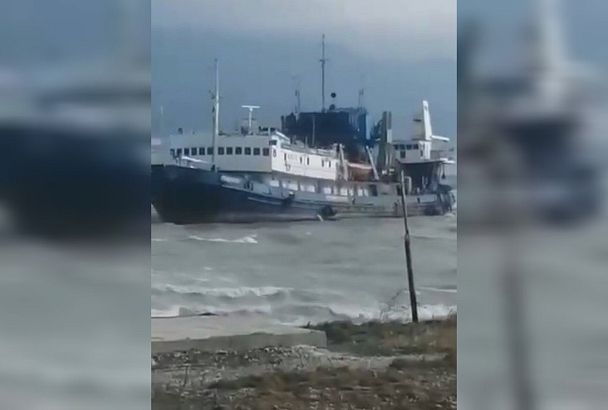 В МЧС прокомментировали видео с выброшенным на мель судном у берегов Геленджика