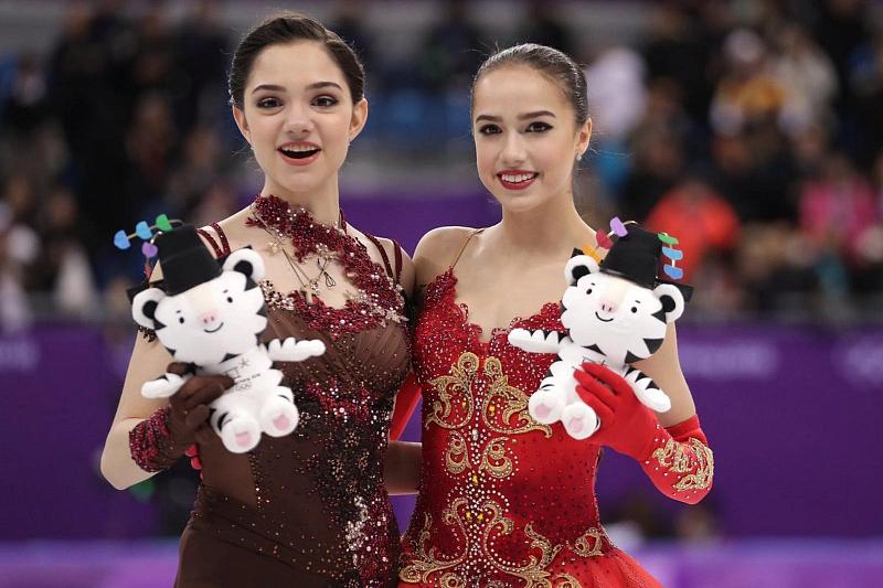 Алина Загитова (справа) завоевала "золото", а Евгения Медведева - "серебро"