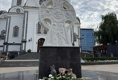 Краснодарцы несут цветы к стихийному мемориалу в память о погибших при атаке БПЛА в Архипо-Осиповке