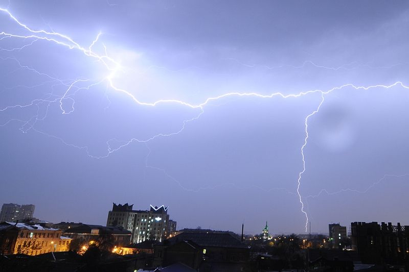 Ливни, град, ветер, смерчи: погода на Кубани испортится в ближайшие часы