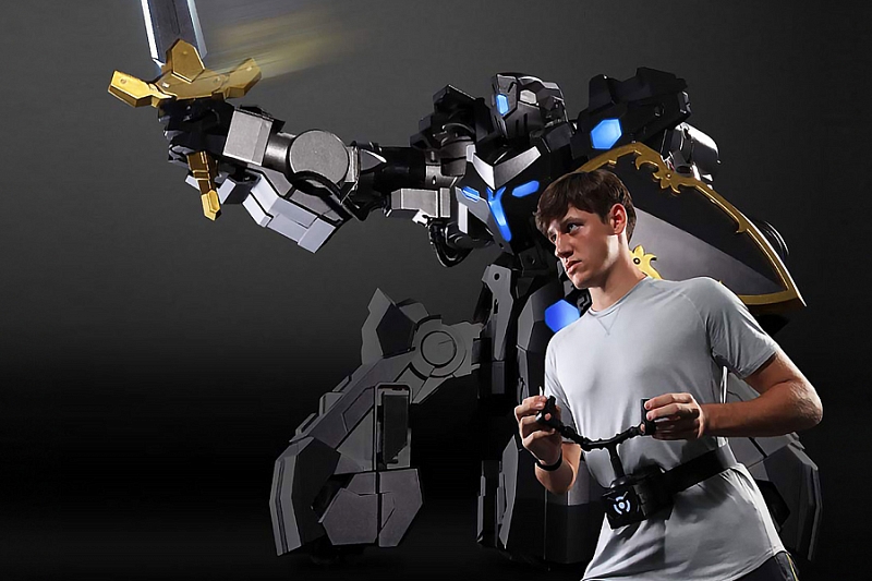 Живая сталь: боевой мини-робот синхронно повторяет движения владельца