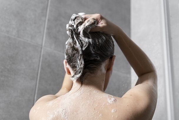 Утром больше в душ не нужно, если знать несколько лайфхаков для кожи головы