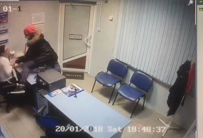 В Краснодаре женщина в медицинской маске  с ножом нападала на офисы микрозаймов