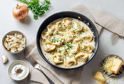 Жареные пельмени в сметане с сырной корочкой — холостяцкий ужин за 15 минут, который обожает вся семья