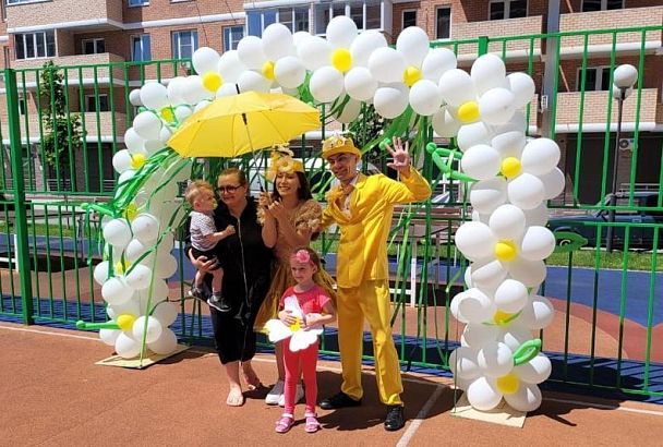 День семьи, любви и верности отметили жители микрорайонов Гидростроителей и Новознаменского вместе со строительной компанией АСК