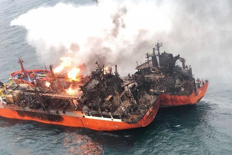 В районе Керченского пролива возобновили поиск пропавших моряков с горящих танкеров