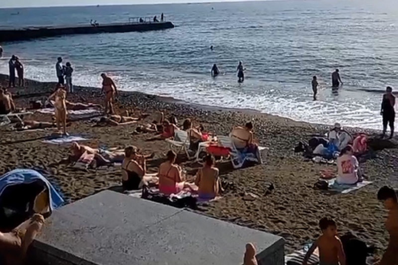 Загорают и купаются: на пляжах Анапы и Сочи снова аншлаг