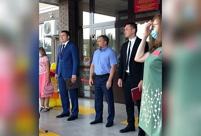 Кандидат в депутаты Госдумы Дмитрий Лоцманов побывал в школе станицы Брюховецкой, где завершилась реконструкция