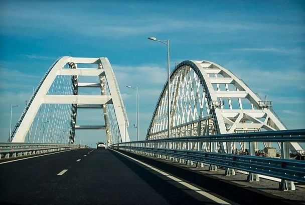 На Крымский мост со стороны полуострова скопилась пробка из 260 машин