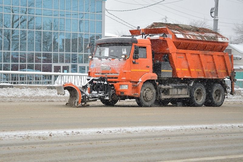 Мэрия отчиталась о расчистке от снега и гололеда более 260 участков дорог Краснодара 