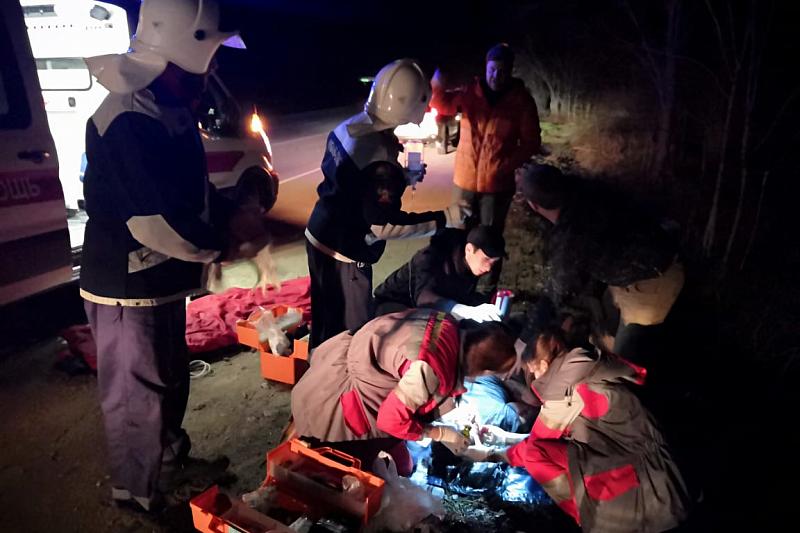 В Краснодарском крае спасатели достали пострадавшего водителя из искореженного в ДТП грузовика