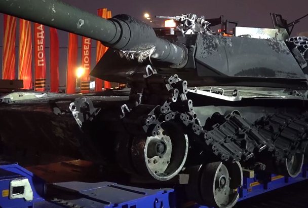 Трофейный танк Abrams доставили на выставку в Москву